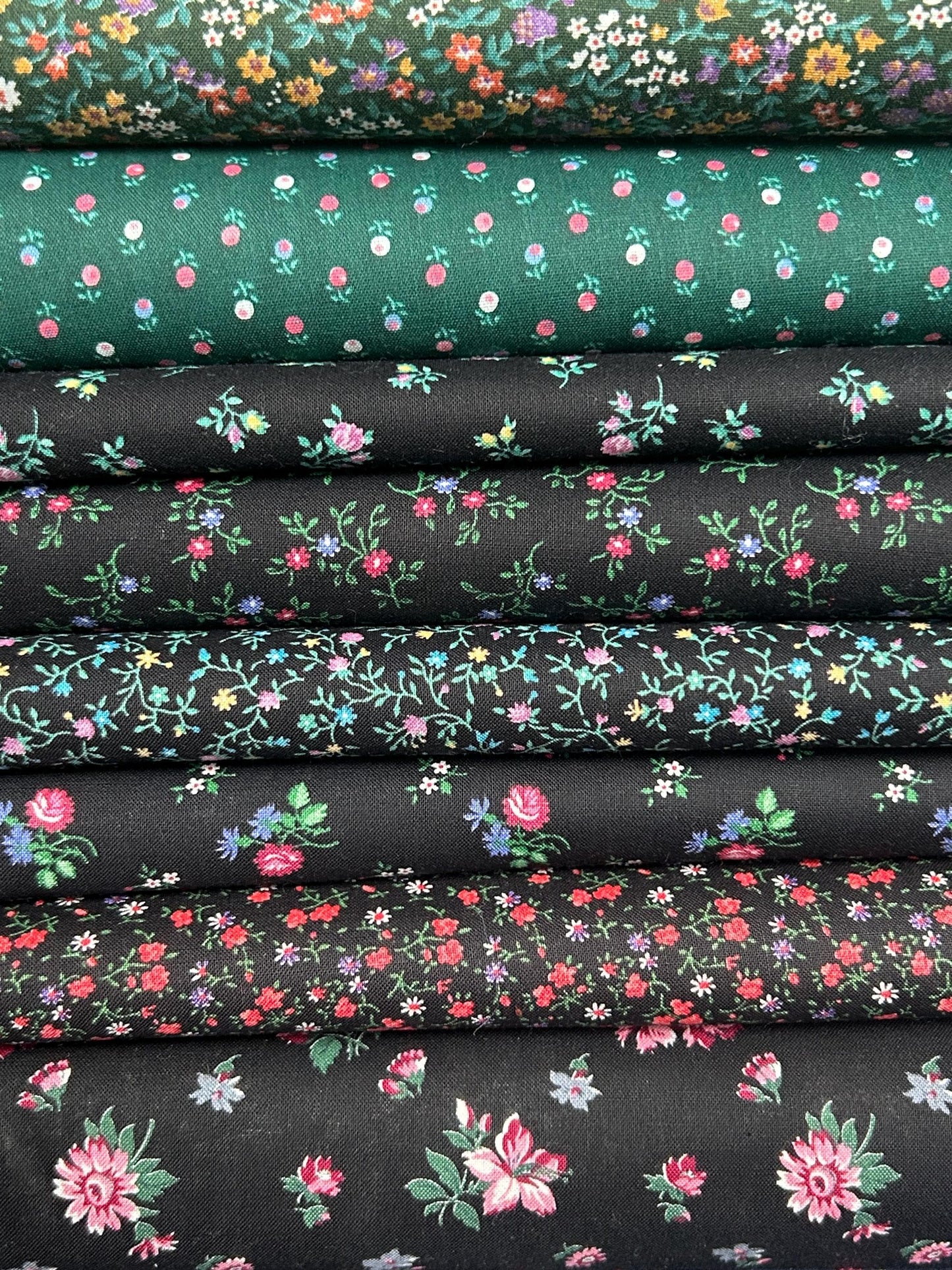 Vintage Floral cotton fabric - Fat Quarter - 100% Cotton - by the 1/2 yard- continuous cuts
