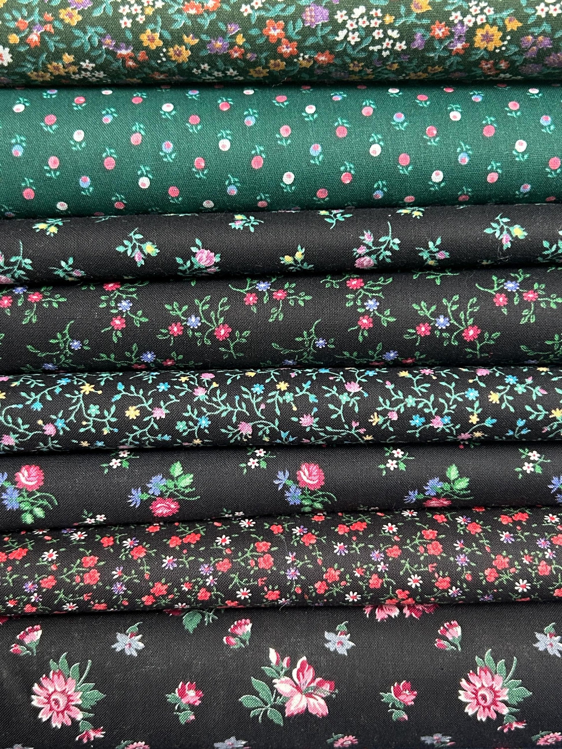 Vintage Floral cotton fabric - Fat Quarter - 100% Cotton - by the 1/2 yard- continuous cuts